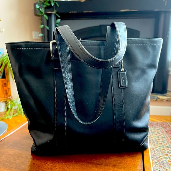 Coach Legacy Hampton large zip topTote Shopper. - Picture 2 of 16